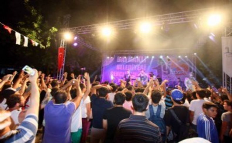 Bayraklı Gençlik Festivali'ne büyük ilgi