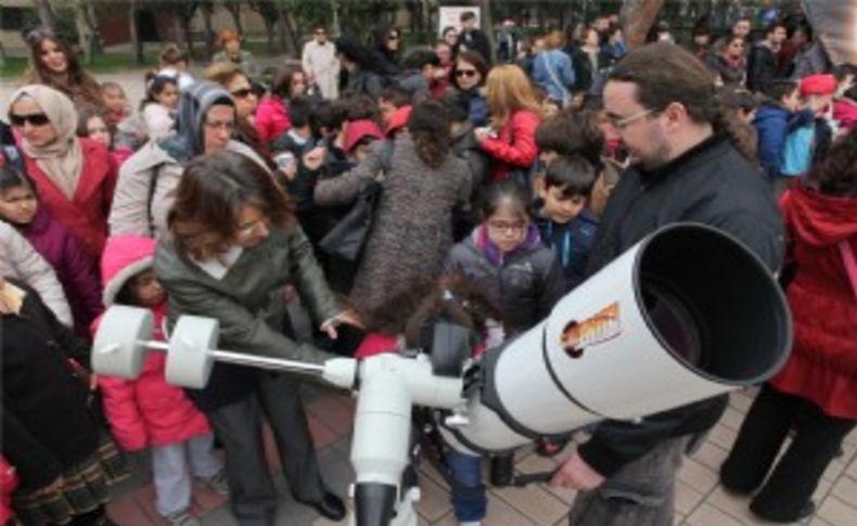 Bornova'da güneş tutulması izdihamı