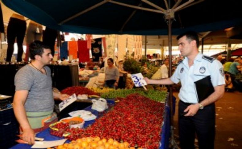 Karşıyaka'da pazarcılara etiket ve evrak uyarısı