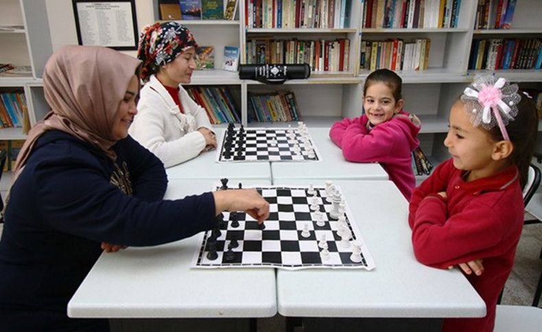 Bayraklı'da anne ve çocuklar satranç kursunda