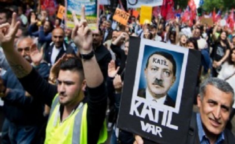 ​Erdoğan'ı Hitler'e benzeten afişlere soruşturma