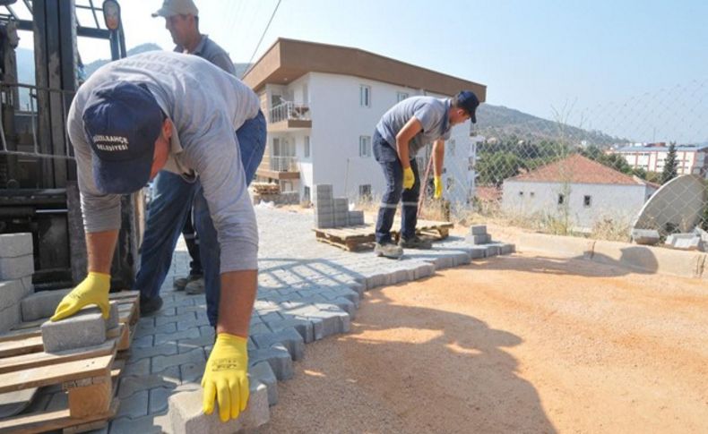 Güzelbahçe'de yol ve kaldırım atağı