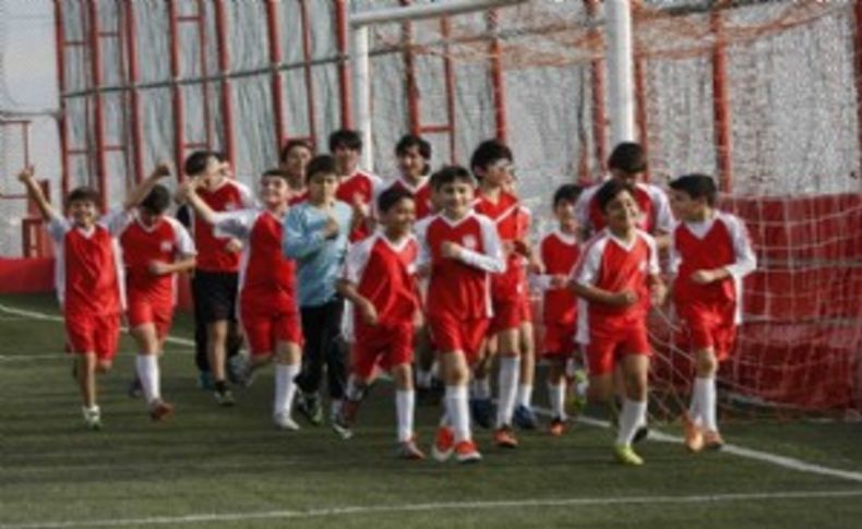 Geleceğin futbolcuları Bayraklı’da yetişiyor