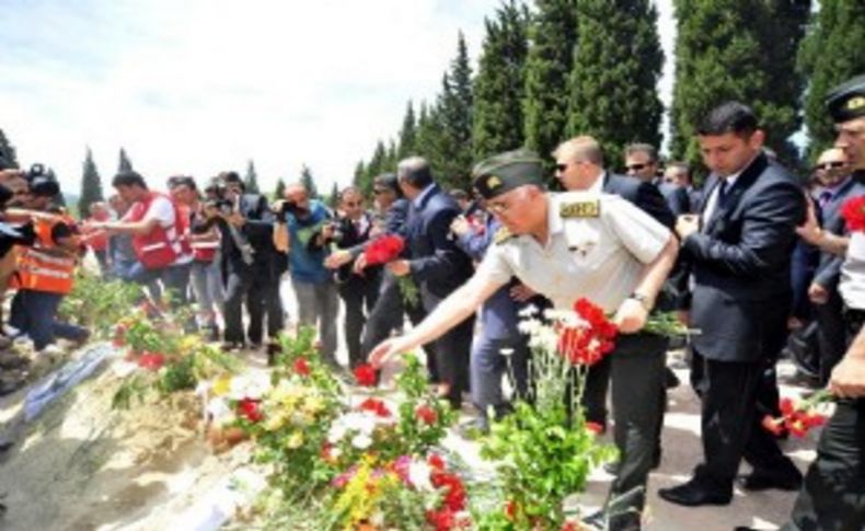 Komutanlar Soma'daki mandeci şehitliği'nde
