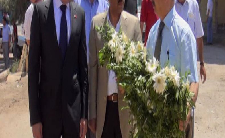 ABD Adana Konsolosu, Reyhanlı'da patlamaların olduğu yere çelenk bıraktı