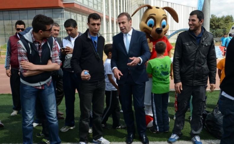 Abdullah Avcı, 23 Nisan Şenlikleri kapsamında minik sporcularla bir araya geldi