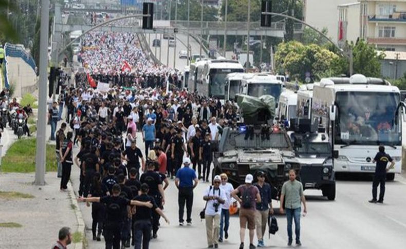 Adalet Yürüyüşü'ne kamyonla saldırı ihbarı