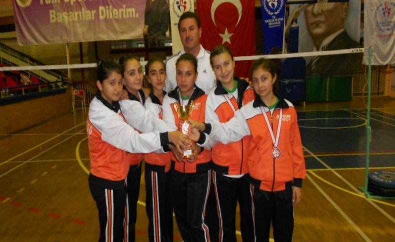 Adana Mehmet Adil İkiz Ortaokulu kız takımı, badmintonda Türkiye üçüncüsü oldu
