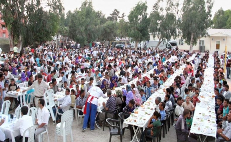 Adana Valiliği tarım işçilerine iftar verdi