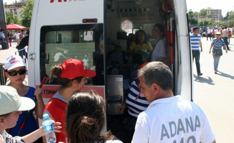 Adana’da 1 Mayıs 38 derece sıcakta davul zurnayla kutlandı