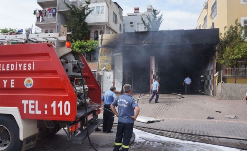 Adana'da öldürülen gencin yakınları, katil zanlısının çalıştığı dükkanı yaktı
