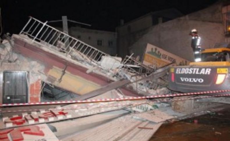 İzmir'de üç katlı bina çöktü