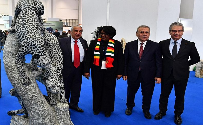 Afrika'da yapılan 4 heykel Doğal Yaşam Parkı'na hediye edildi