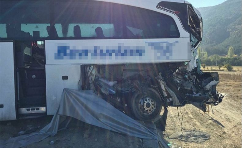 Afyon'da yolcu otobüsü TIR'a çarptı: 1 ölü, 22 yaralı