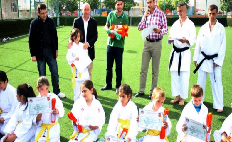 Ağrı’lı minik karateciler kuşak terfi sınavında ter döktü