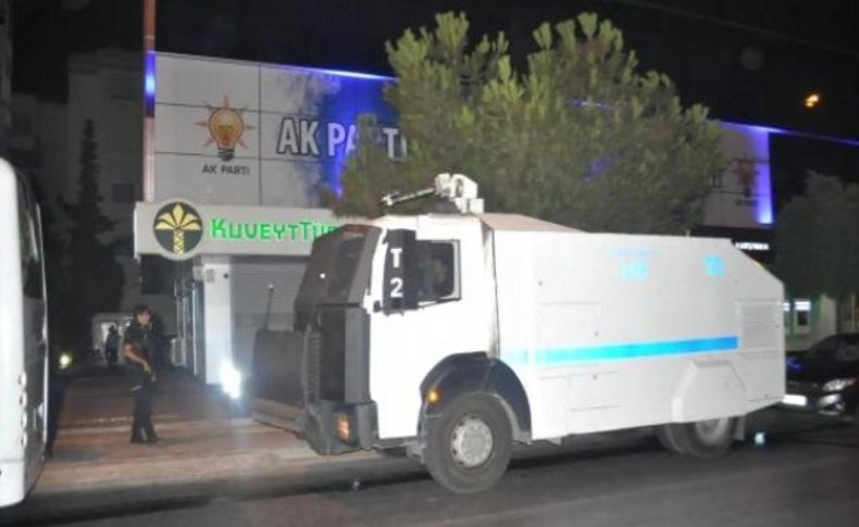 AK Parti Karşıyaka İlçe Binası'na bombalı saldırı