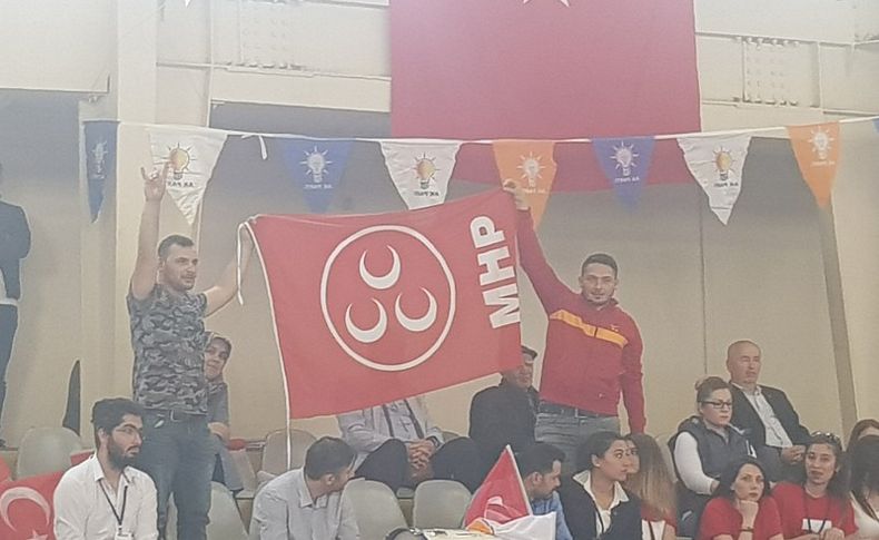 AK Parti kongresinde MHP bayrağı