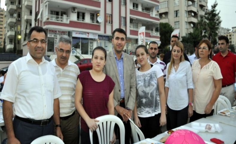 AK Parti Çukurova teşkilatından bin 500 kişiye iftar