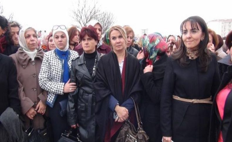 Ak Parti Kadin Kollari'ndan Chp Genel Merkezi Önünde 'kamer Genç' Protestosu