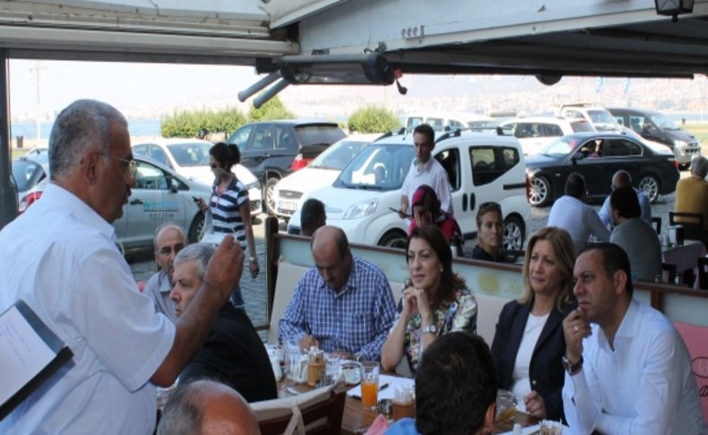 AK Partili vekiller Bayraklı muhtarlarını dinledi