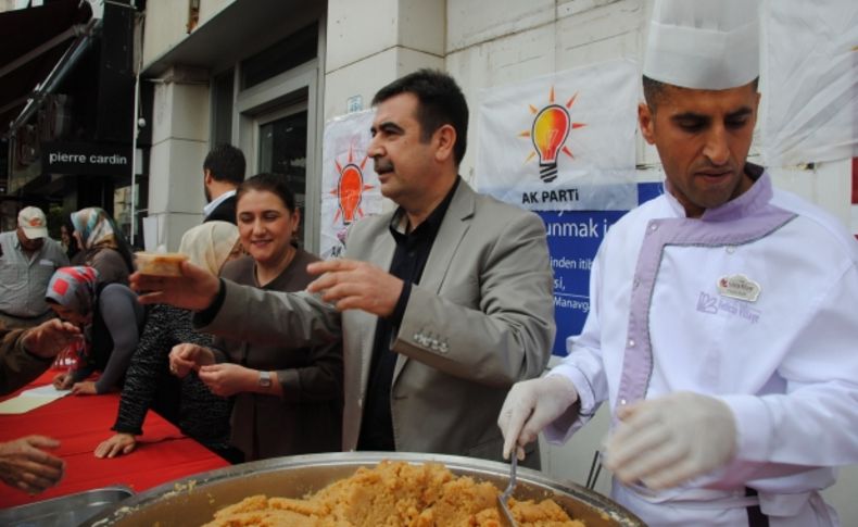 AK Parti'liler 'Güllerin Efendisi' adına Kutlu Doğum helvası dağıttı