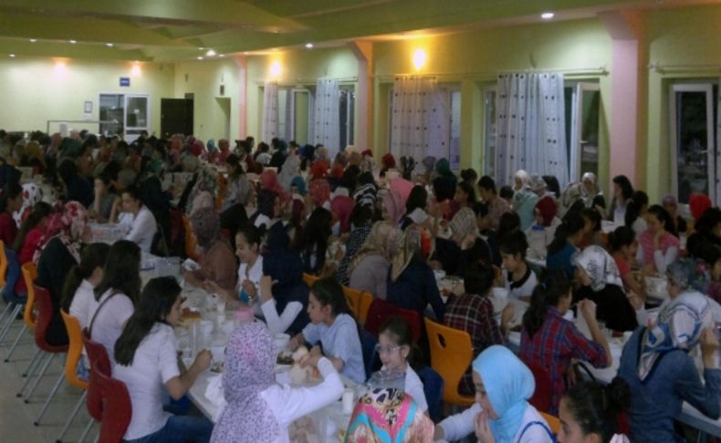 AKAD'dan okuma salonu öğrencilerine iftar yemeği