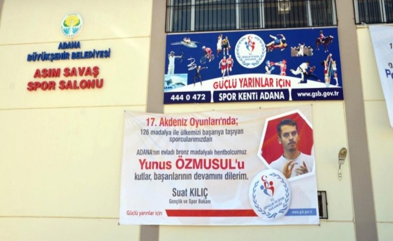 Akdeniz Oyunları’nın başarılı sporcularına Bakan’dan afişli kutlama