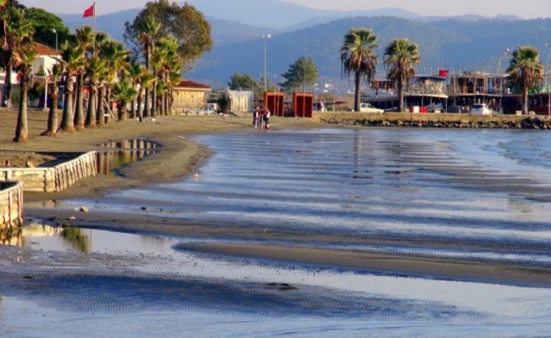 Akyaka'da deniz çekilmesi korkuttu