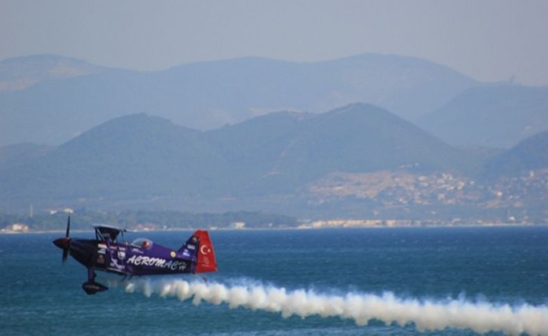 Akrobasi pilotlarının gösterileri nefes kesti