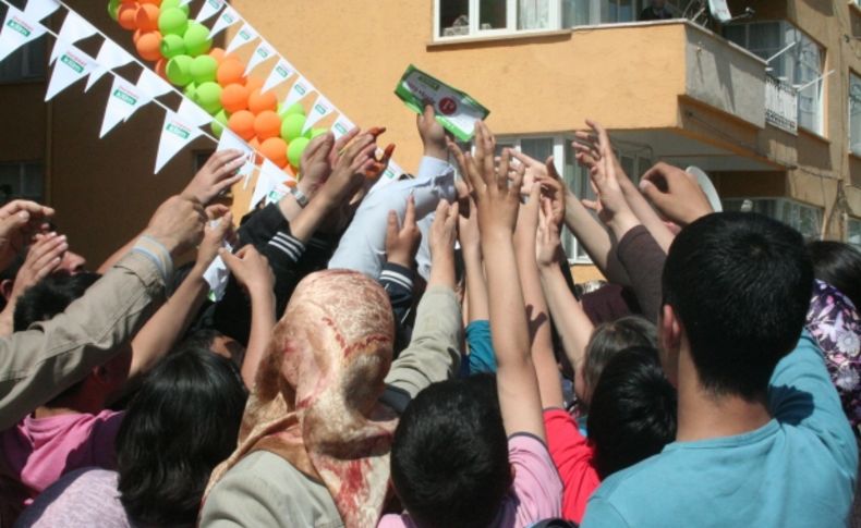 Aksaray'da açılışa özel satılan bir liralık yastık izdihama neden oldu