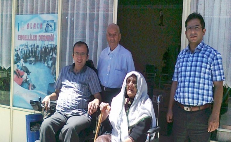 Alaca Engelliler Derneği yaşlı çifti sevindirdi