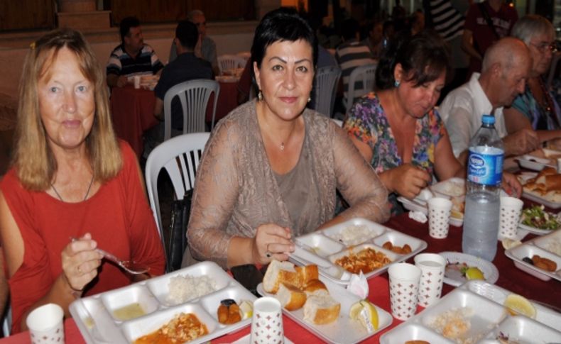 Alanya'da yaşayan yabancılara cami avlusunda iftar