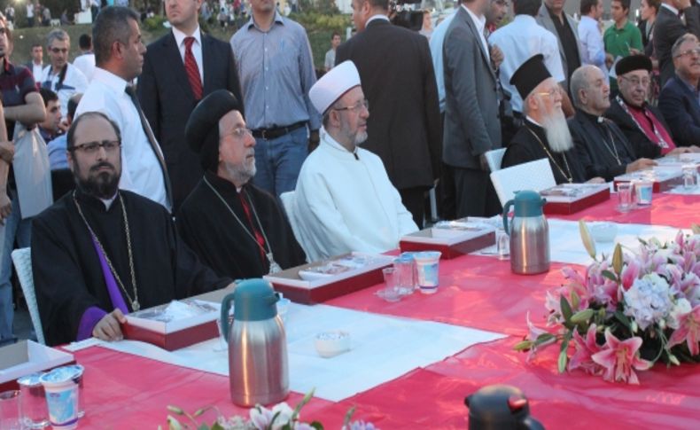 Alevi, Sünni, Ermeni, Süryani vatandaşlar Taksim Meydanı’ndaki iftarda buluştu