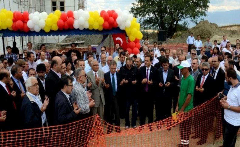Ali Ericek İlahiyat Fakültesi Tatbikat Camisi'nin temeli dualarla atıldı