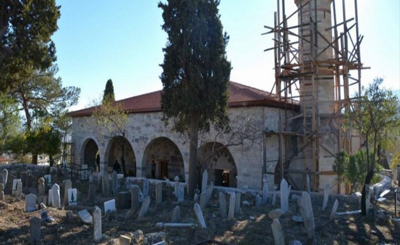 Aliağa’da 7 asırlık cami ayağa kaldırılıyor