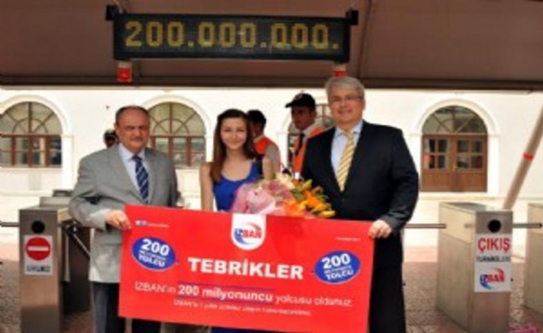 İZBAN'ın 200 milyonuncu yolcusu Elif Özçiçek oldu