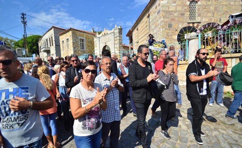 Foça aşığı Tomris İncer alkışlarla uğurlandı