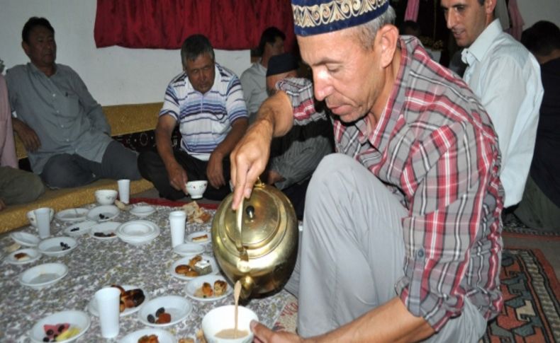 Altay köylü Kazaklar, sütlü çay ile iftar açıyor