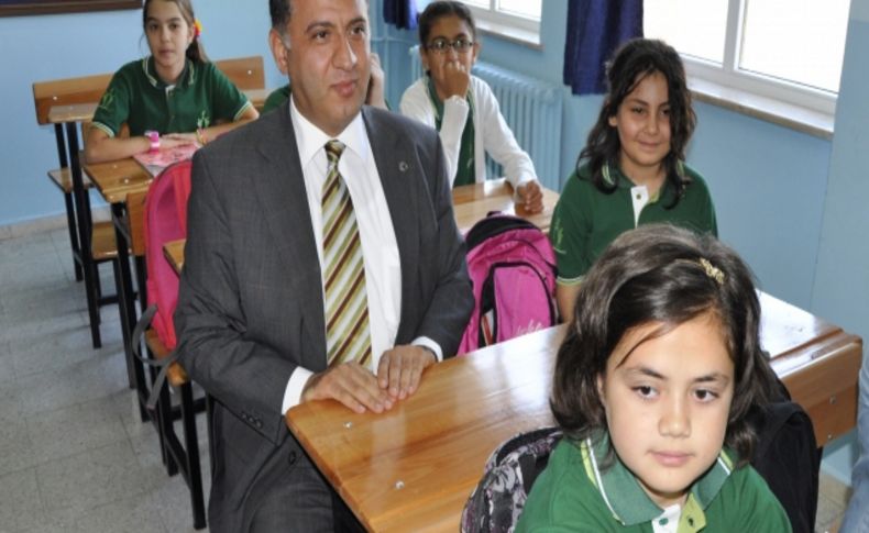 Amasya'da 63 bin öğrenci ders başı yaptı, ilk derse Vali Çomaktekin de katıldı