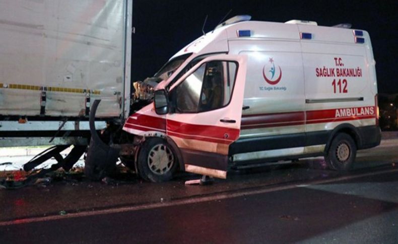 Ambulans TIR'a çarptı: 1 ölü 3 yaralı