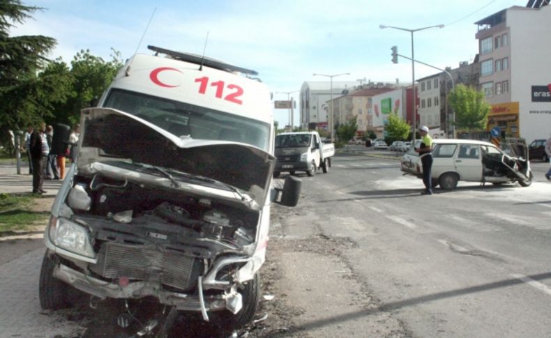 Ambulans otomobile çarptı: 4 yaralı