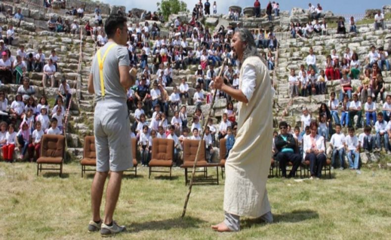Amfi tiyatroda geçmişe yolculuk