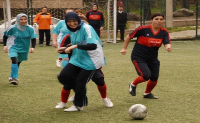 Anneler sahaya çıktı