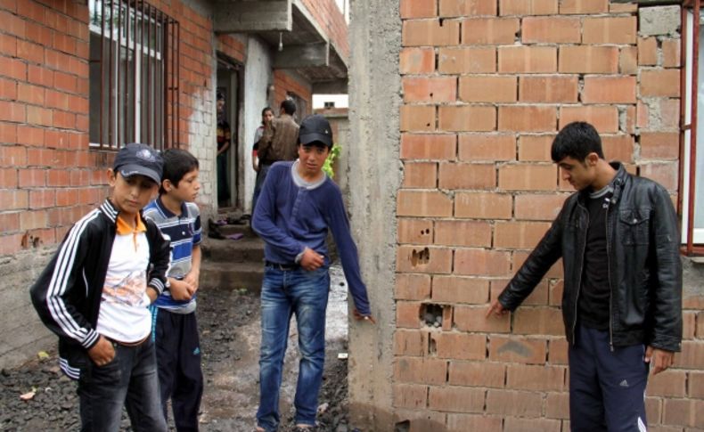 Annesine hediye almak isterken sahipsiz bombanın kurbanı oldu