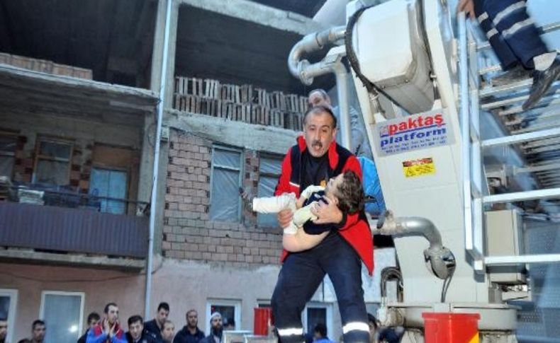 Annesinin Evde Biraktiği Çocuğu, Dumanlarin Arasindan Itfaiye Kurtardi