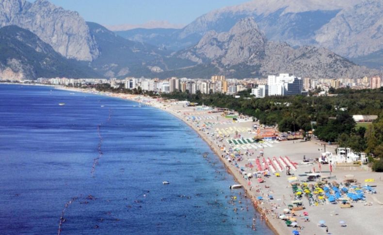 Antalya’da deniz temiz, deniz yüzeyinde yüzen ise polen