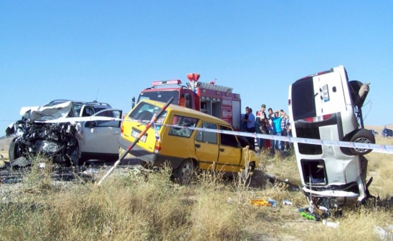 Antalya'da üç arabanın karıştığı kazada ölü sayısı 7 oldu