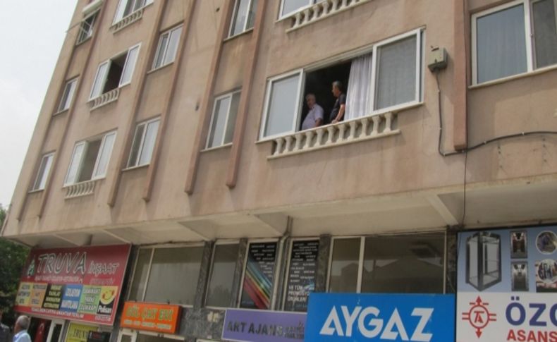 Apartmanda çıkan küçük yangın tüpçüyü bayılttı