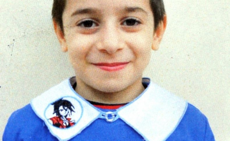 Aracın altında kaçan topunu almak isteyen çocuk ezildi