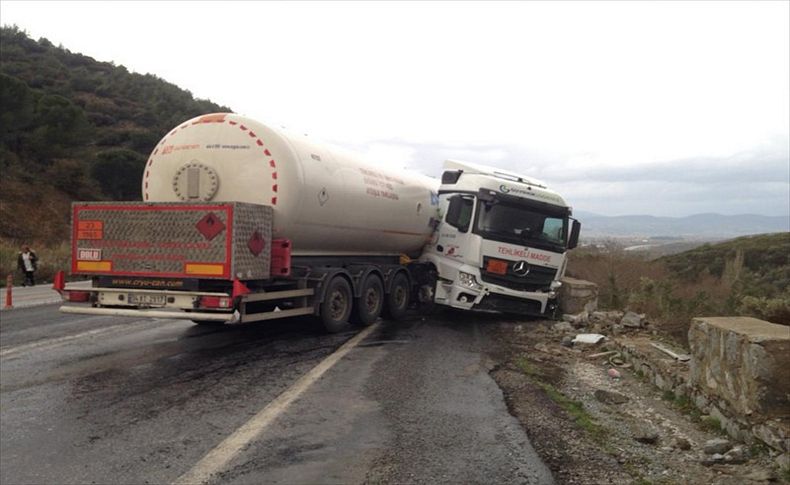 Araçlara çarpmamak için yoldan çıktı